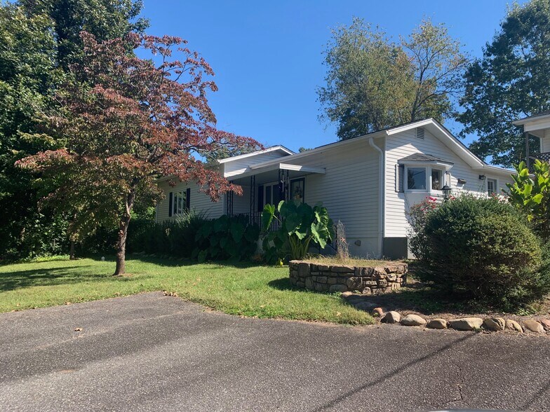 side of house - 103 Foothills Dr