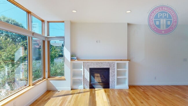 Building Photo - Modern Townhome In SE  2 Bdrm +Loft- Large...