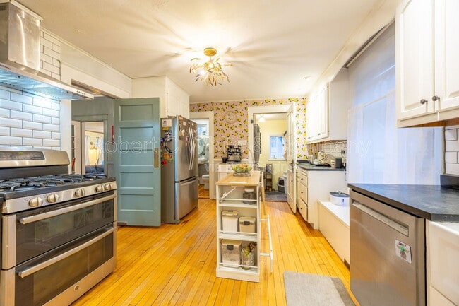 Building Photo - 139 Grove St