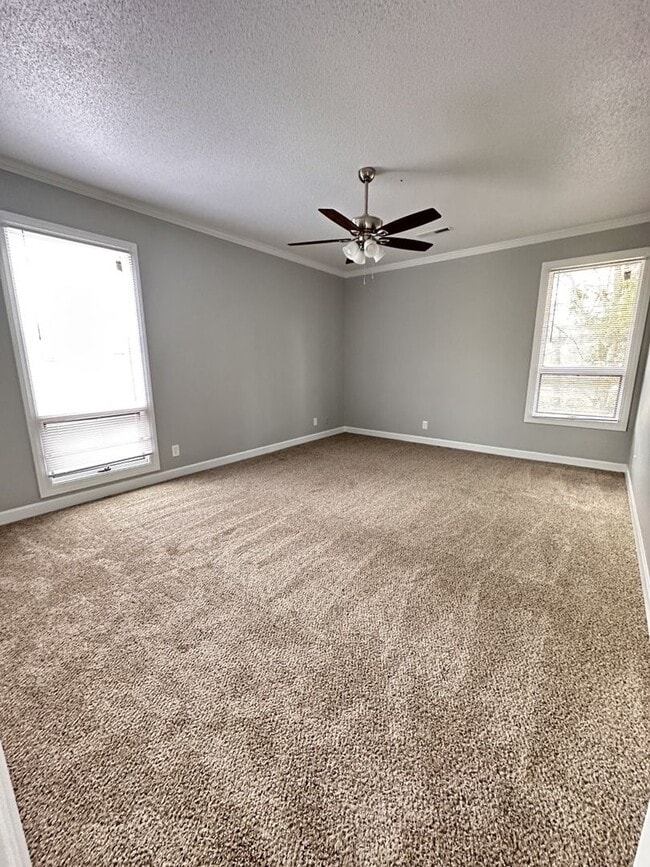 Building Photo - Large 2 Bedroom 2 Bath Condo in the Forest Oaks Community!!