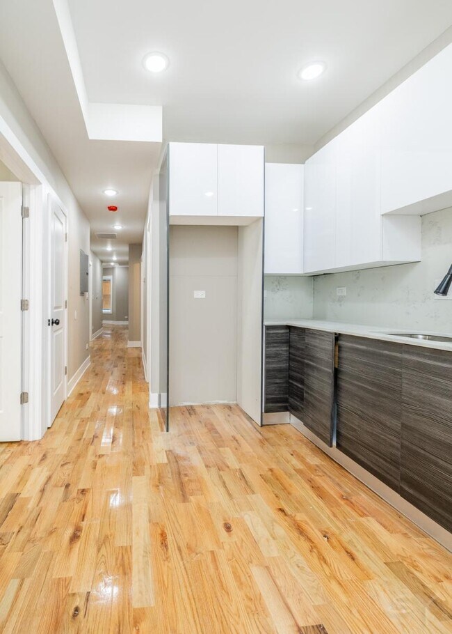 Building Photo - 3 bedroom in Chicago IL 60637