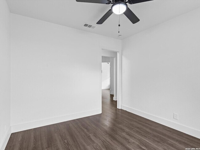 Building Photo - 5026 Lakewood Dr