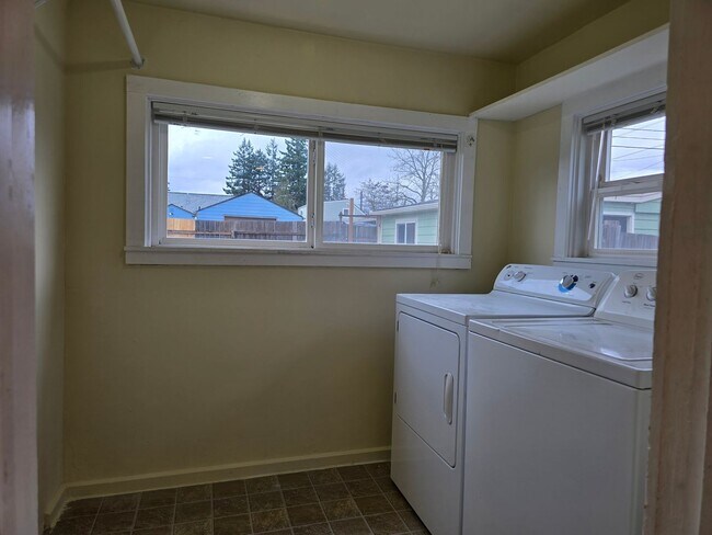 Building Photo - One Bedroom Duplex with Fenced Yard