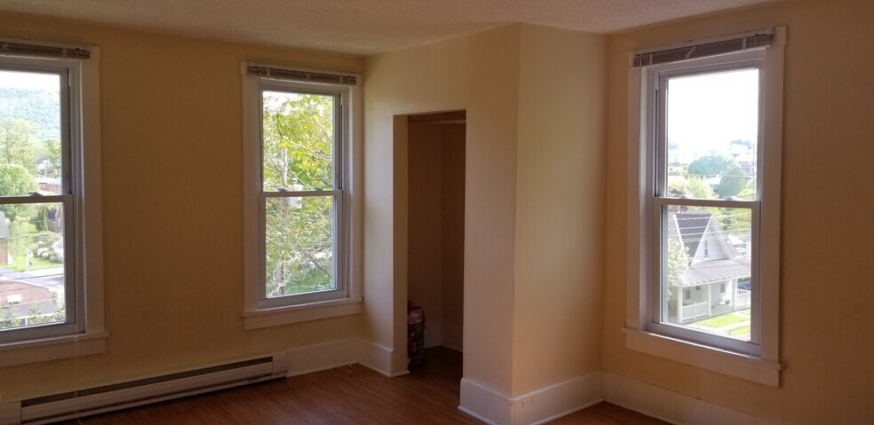 Bedroom 3 - 323 W 4th St