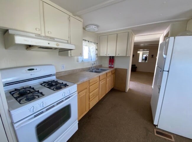 Building Photo - 251 Place Ln