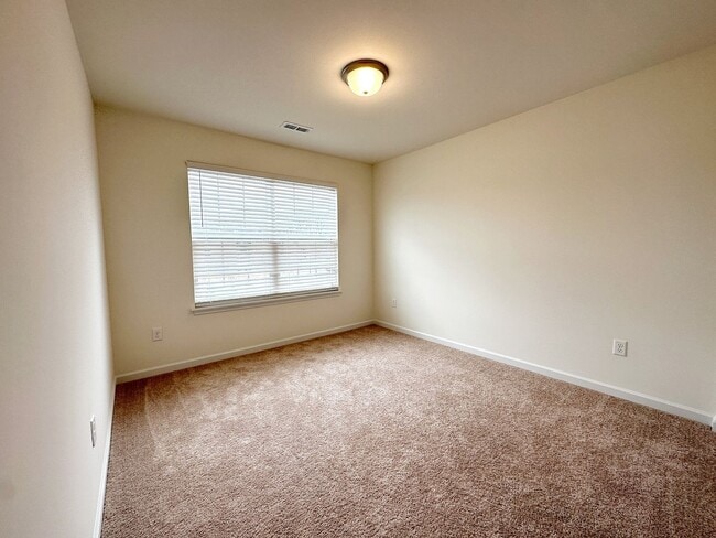 Building Photo - 4 bed 2 Bath Home in Parkway West