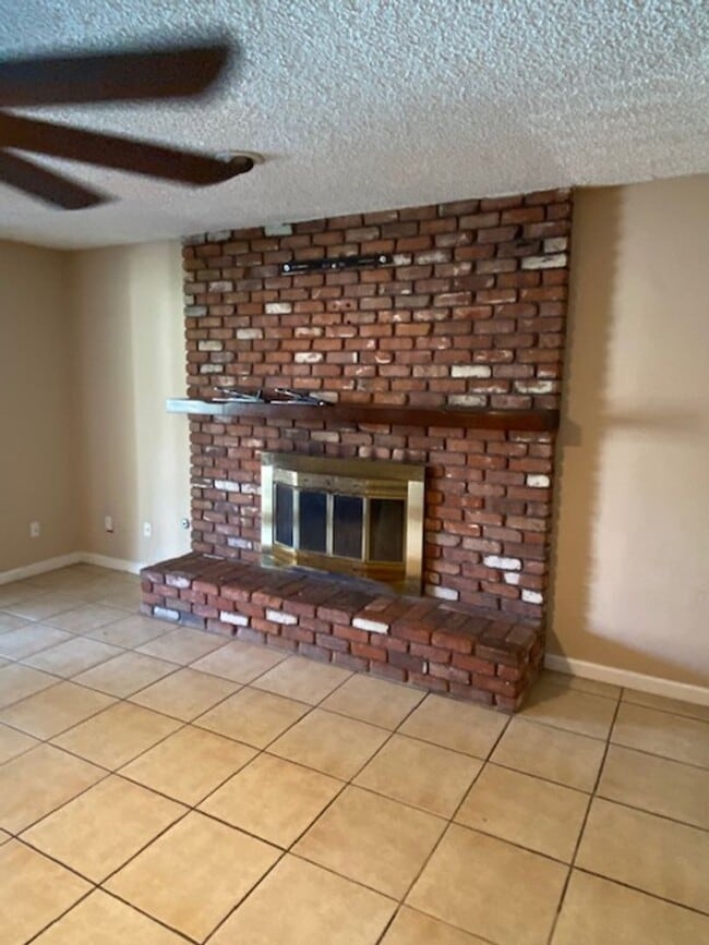 Building Photo - SW Bakersfield home with pool!