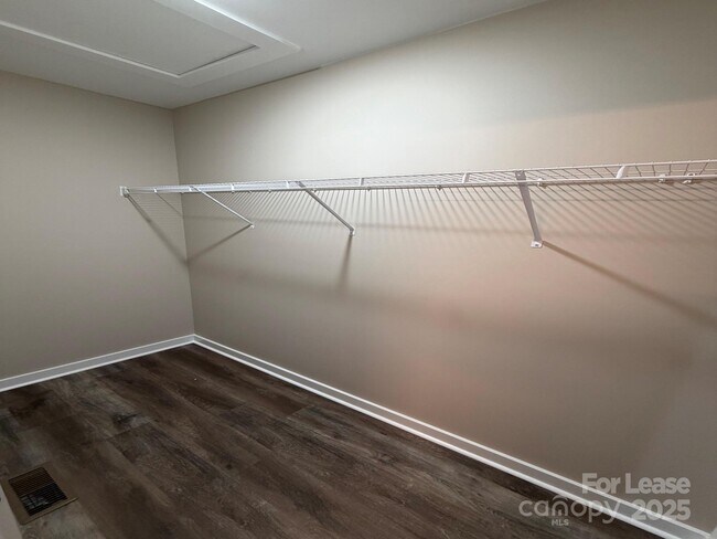 Building Photo - 620 W Bell St