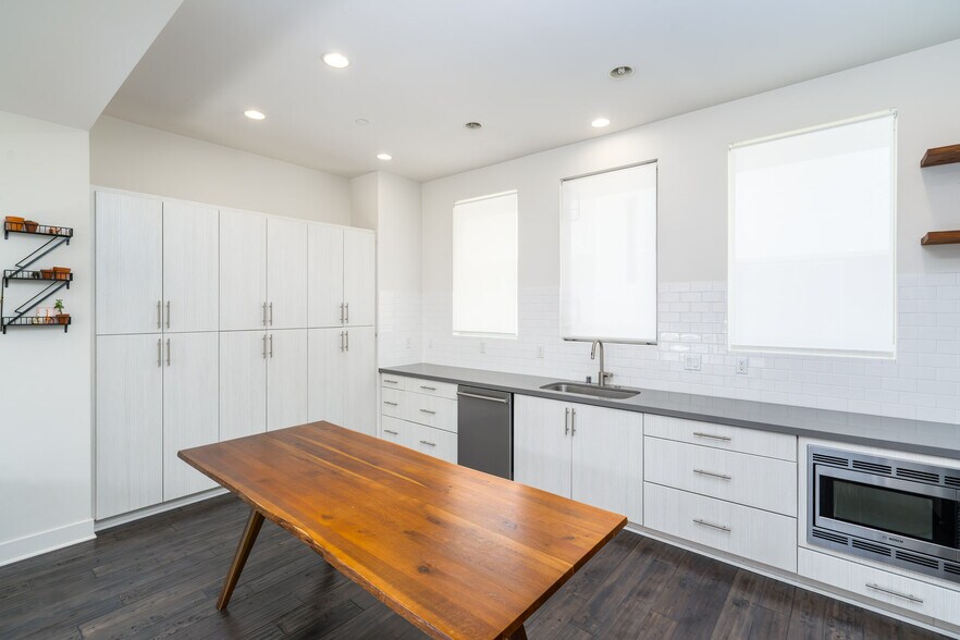 Kitchen Cabinets - 2206 Tom Mix Rd