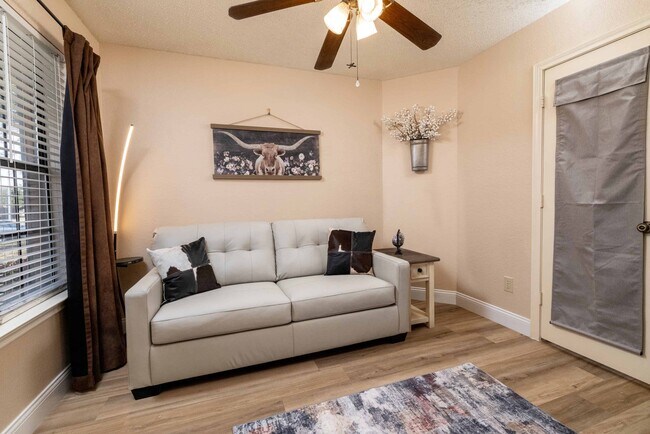 Building Photo - 8467 Willow Creek Dr