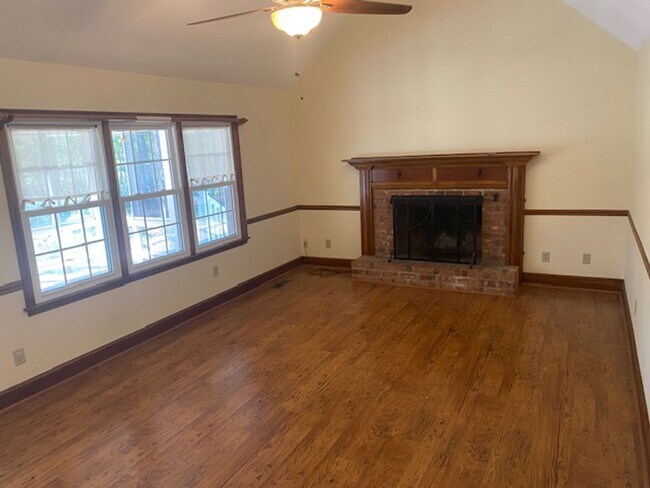 Building Photo - Gorgeous 5 Bedroom 3 Bathroom Brick Home in Woodside Plantation!
