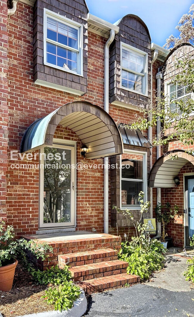Building Photo - 2 Bed, 2.5 Bath Townhome with Assigned Par...