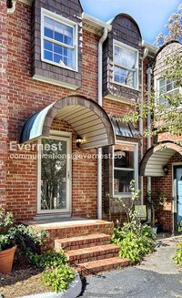 Building Photo - 2 Bed, 2.5 Bath Townhome with Assigned Par...