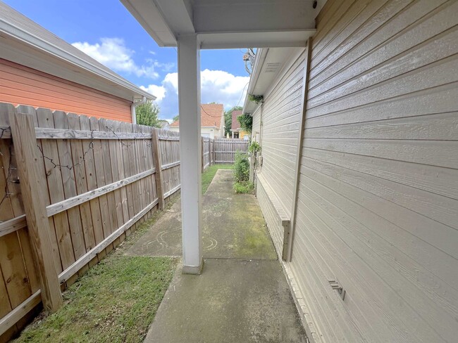 Building Photo - 1342 Island Pl E