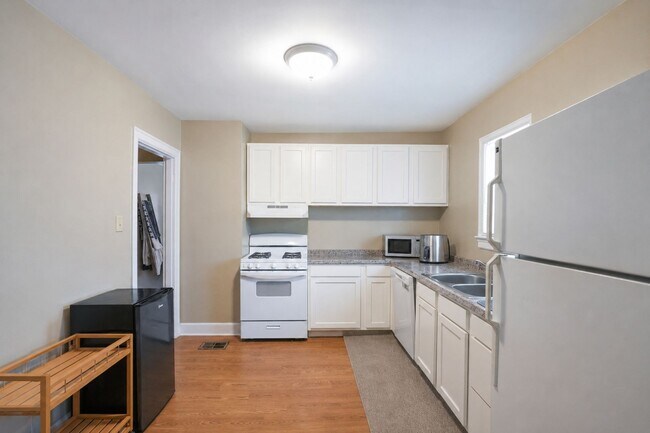 Building Photo - 642 Golfview Dr