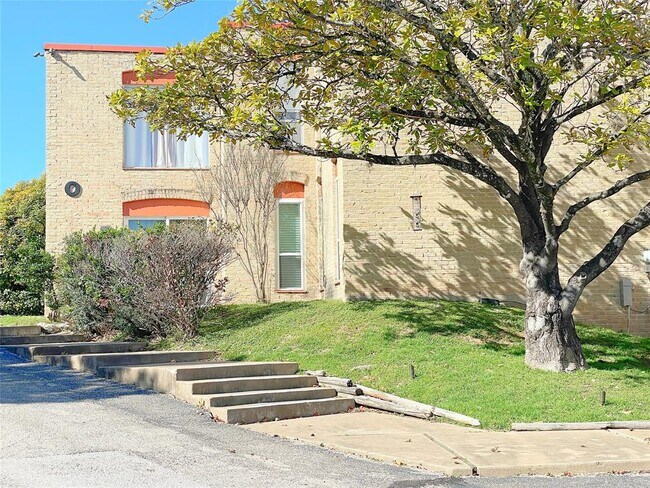 Building Photo - 3431 N Hills Dr