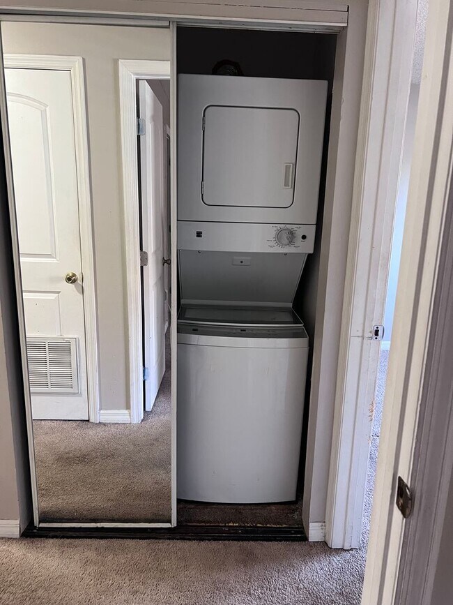 Building Photo - 2 Story Condo. Lovely 2 bed/1.5 bath condo