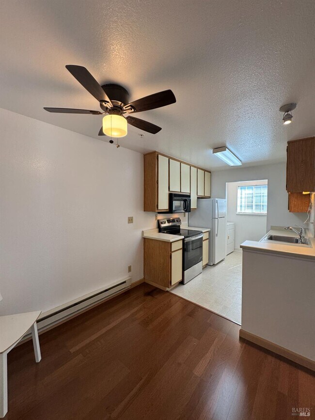 Building Photo - 375 Lighthouse Dr