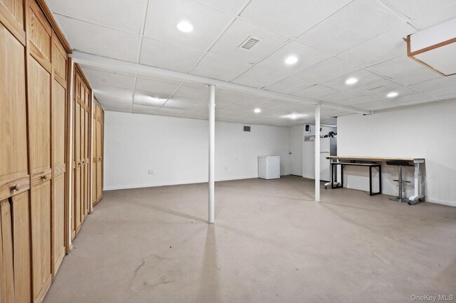 Building Photo - 2881 Meadowcrest Dr