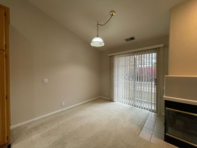 Building Photo - 2 Bedroom, 2 Bathroom Townhouse with Garage and New Washer and Dryer!