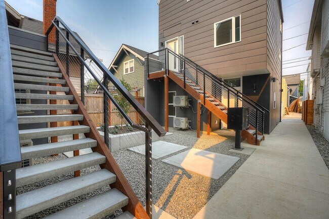 Building Photo - Like New! North Tacoma, 6th Avenue District