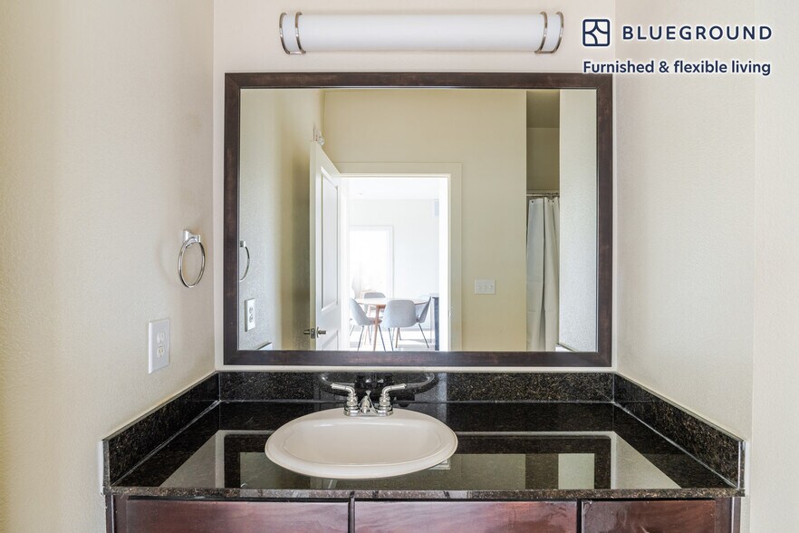 Building Photo - 3100 Esperanza Crossing