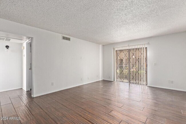 Building Photo - 1920 W Lindner Ave