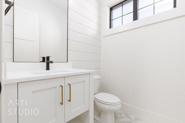 Building Photo - BRAND NEW Gorgeous 6 bed 7 bath with Pool ...