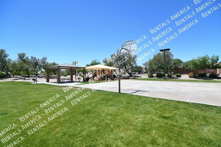 Building Photo - 865 E Impreria St