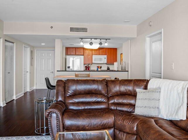 Building Photo - 300 S Duval St