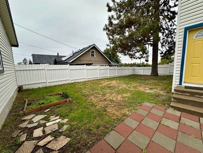 Building Photo - PENDING APPLICATION- Beautiful 3 Bedroom S...