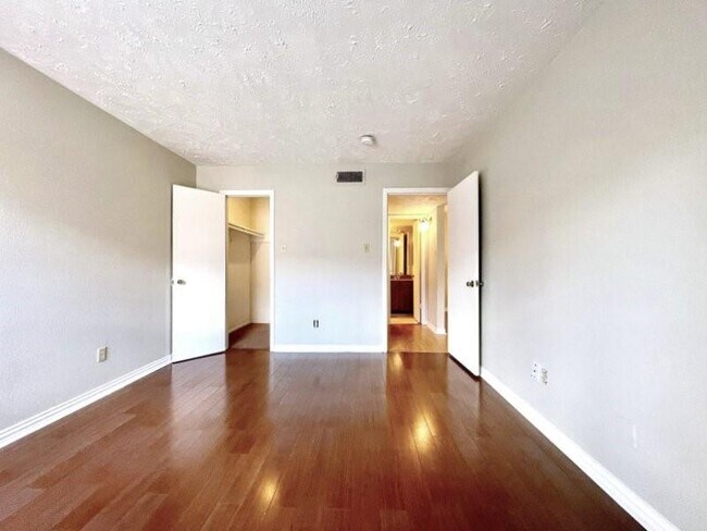 Building Photo - 10555 Turtlewood Ct