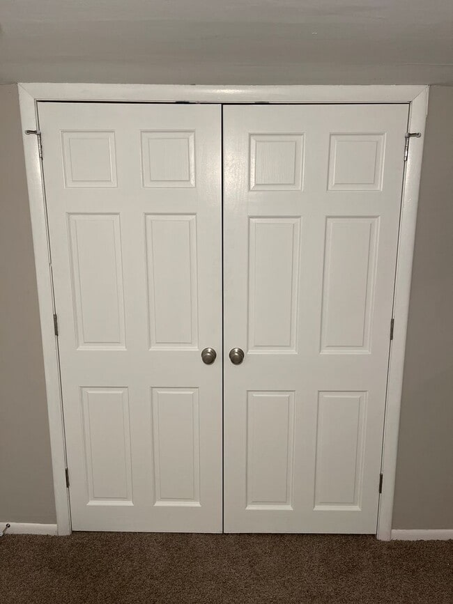 Building Photo - Roommate wanted to share charming cottage nestled in the woods!