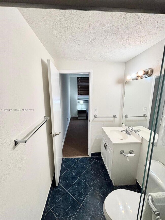 Building Photo - 801 Brickell Bay Dr