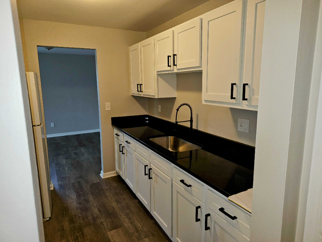 Building Photo - 5856 Highview Dr
