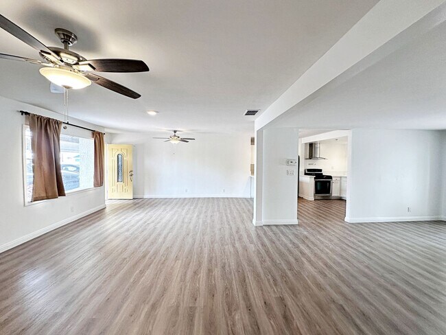 Building Photo - 812 Bracken Ave