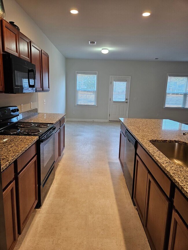 Building Photo - Spacious Two-Story Living on a Premium Lot...
