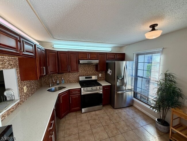 Building Photo - 347 Bromley Pl