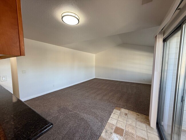 Building Photo - Parkview Condo close to shopping & Freeway!