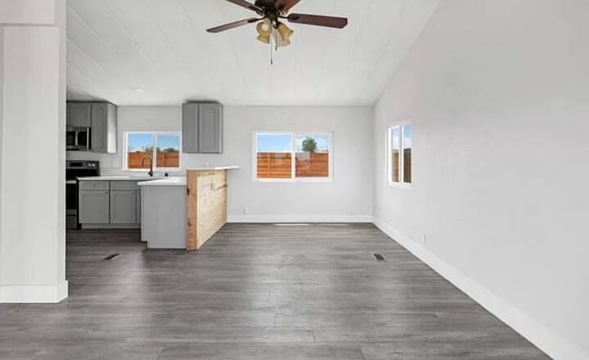 Building Photo - COMING SOON - Newly Remodeled 2 Bedroom 2 ...