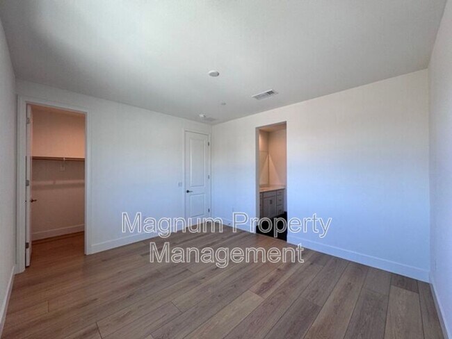 Building Photo - 25061 River Peak Dr