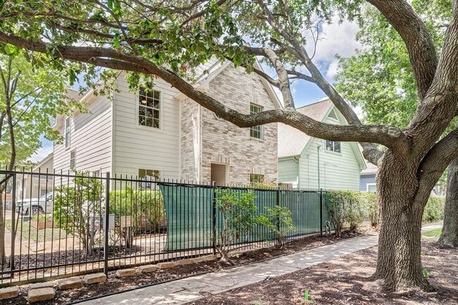 Building Photo - 2802 Austin St
