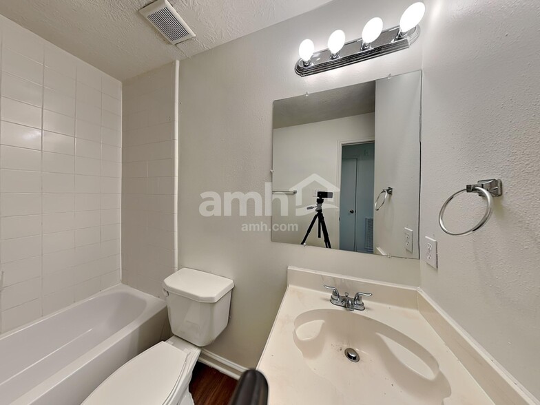 Building Photo - 9220 Mahan Dr
