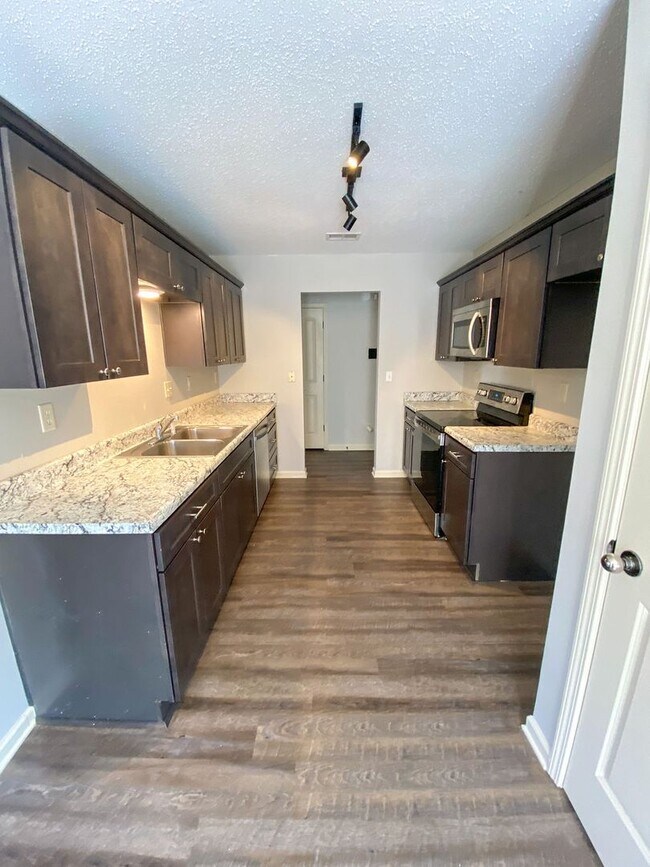 Building Photo - 3 bed, 2 bath with granite counters, ss ap...