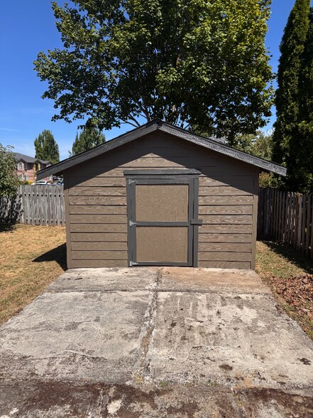 Building Photo - 550 S Maple St