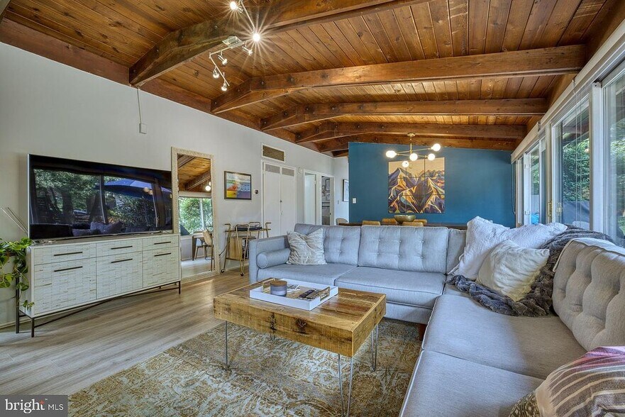 Building Photo - 3402 Hemlock Dr