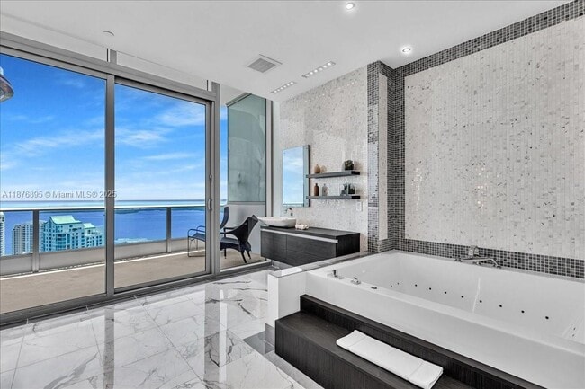 Building Photo - 200 Biscayne Blvd Way