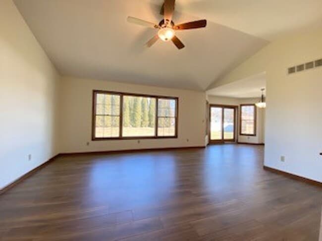 Building Photo - 3 Bedroom/2 Bathroom Home in the Gardens!