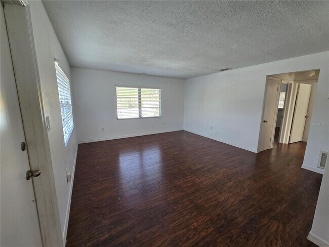 Building Photo - 609 Woodlawn Blvd