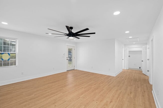 Building Photo - AVAILABLE NOW at a Good Price. 3 Bed 2 Bath FOR LEASE in Pulaski. $1300 Rent.